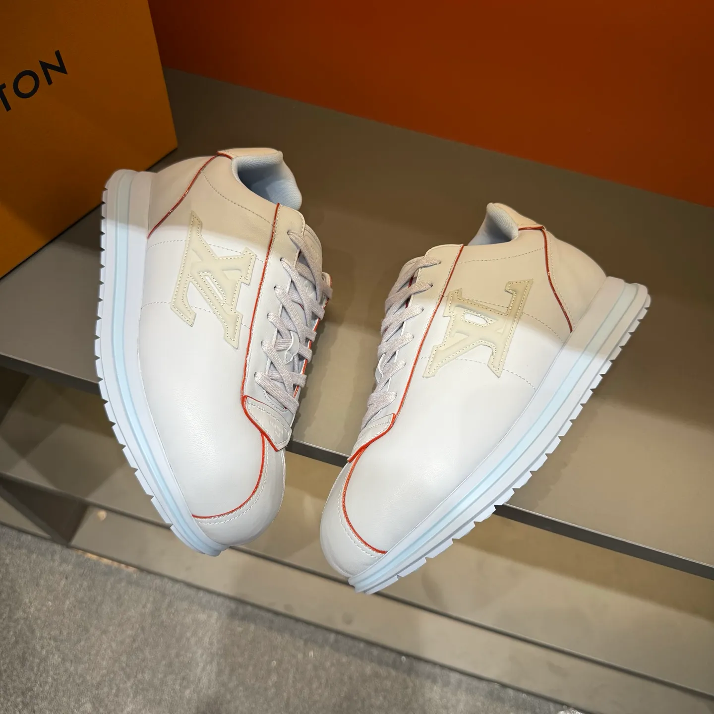 P540 Size 38-45 LV 🫏The colorful interpretation of BUTTERSOFT sneakers combines sheepskin, The colorful interpretation of LV BUTTERSOFT sneakers combines sheepskin and calfskin, bringing a super soft feel. Designed by Pharrell Williams, this '60s-inspired shoe features a padded upper that's been crafted by Louis Vuitton craftsmen to further enhance the comfort of the leather. In addition to the LV initials, it features multiple signatures, including natural leather trim and an embossed pattern of Pharrell Williams and lobster on the side, referencing the Fall/Winter 2025 men’s show. A must-have artifact for fashionistas✅